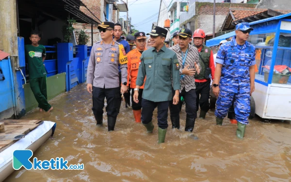 Hari Pertama Kerja, Bupati Bandung Dadang Supriatna Kunjungi Korban Banjir Dayeuhkolot