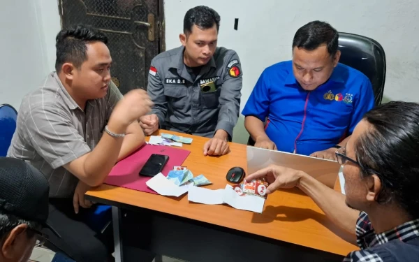 Laporkan Dugaan Money Politic, Tim Hukum Slamet-Alfi Minta Paslon 01 Didiskualifikasi