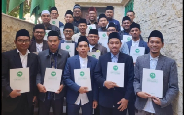 Thumbnail Kiai Badrus Sholeh ( paling kanan ) bersama 19 penerima beasiswa Dana Abadi Pesantren se Indonesia ( foto : Ra Edu for KETIK.co.id )