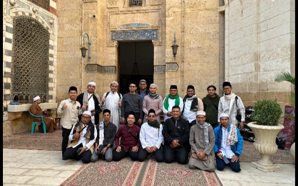 Thumbnail Kiai Badrus Shaleh ( duduk, dua dari kanan) di Makam Imam Muhammad bin Idris As-Syafi'i, Pendiri Mazhab Syafi'i di Kairo (foto : Ra Edu for KETIK.co.id )