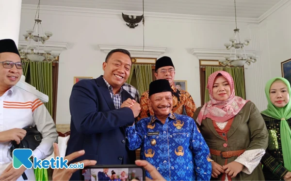 Thumbnail Tunjukan Rasa Hormat, Rio dan Ulfi Sowan ke Bupati Situbondo Karna Suswandi