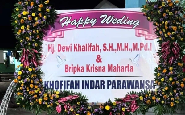 Thumbnail Karangan bunga Khofifah dalam pernikahan Wabup Sumenep ( foto : Imam Syafi'ie for KETIK.co.id )