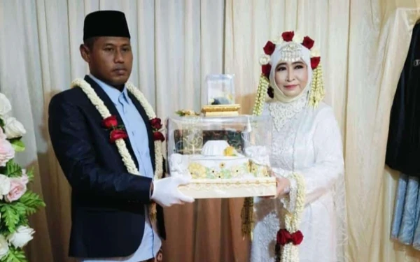 Thumbnail Bripka Krisna dan Ny. Hj. Dewi Kholifah, SH. MH ( foto : Imam Syafi'ie for KETIK.co.id )