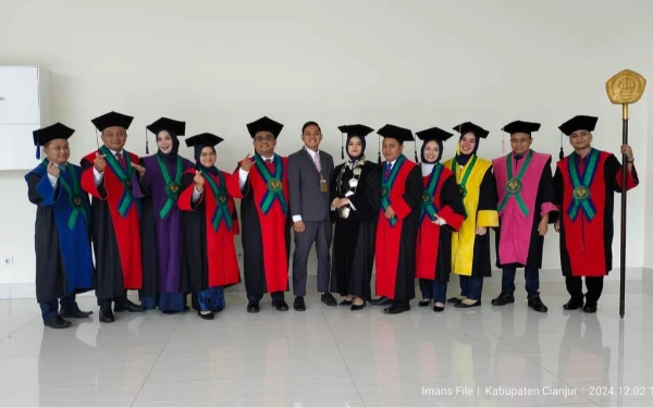 Thumbnail Jajaran pengurus kampus dan yayasan Universitas Putra Indonesia (UNPI) Cianjur saat di lokasi wisuda Hotel Le Eminence Puncak Cipanas (Foto: UNPI Cianjur)