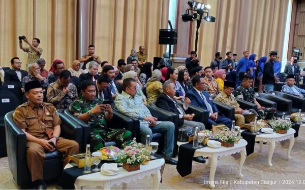 Thumbnail Bupati dan tamu undangan lainnya turut menghadiri wisuda Universitas Putra Indonesia (UNPI) Cianjur di Hotel Le Eminence Puncak Cipanas (Foto: UNPI Cianjur)