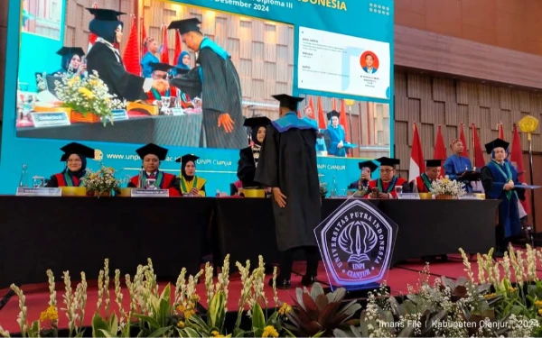 Thumbnail Prosesi wisuda 170 mahasiswa Universitas Putra Indonesia (UNPI) Cianjur di Hotel Le Eminence Puncak Cipanas (Foto: UNPI Cianjur)