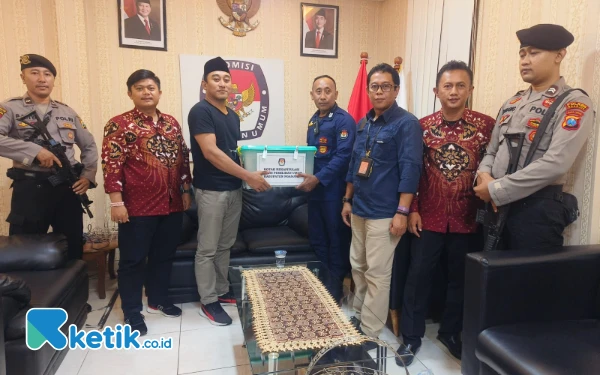 Thumbnail Polres Nganjuk Kawal Ketat Pengiriman Hasil Rekapitulasi Pilkada Serentak 2024