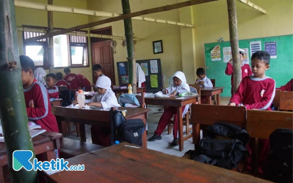 Thumbnail Berita - Siswa SDN di Jombang Belajar di Bawah Atap Rapuh Disangga Bambu, Duh!