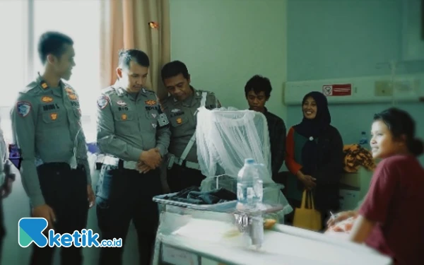 Thumbnail Berita - Beredar Video Respons Cepat Anggota Satlantas Polresta Bandung Antar Ibu Hendak Melahirkan ke Rumah Sakit