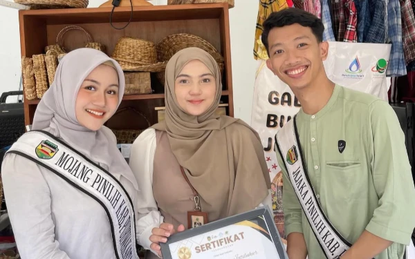 Thumbnail Di lokasi mereka berdua diterima langsung oleh founder komunitas @bumikreasi.id Jatiluhur, Tanissa Puti Rahmadiva yang juga Wakil 1 Mojang Purwakarta 2021 (Foto: Moka Purwakarta)