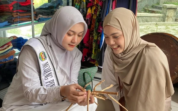 Thumbnail Mojang Purwakarta 2024, Diva Shavanabilla dan founder komunitas @bumikreasi.id Jatiluhur, Tanissa Puti Rahmadiva yang juga Wakil 1 Mojang Purwakarta 2021 nampak akrab saat belajar mengolah eceng gondok (Foto: Moka Purwakarta)