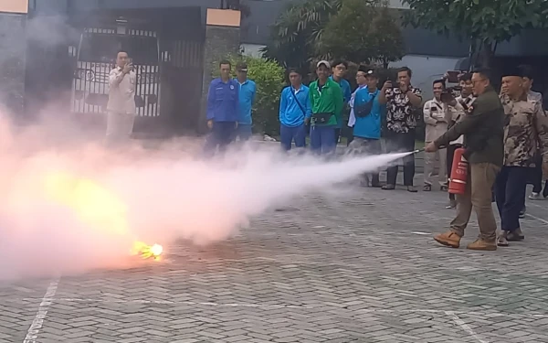 Thumbnail Berita - Simulasi Penggunaan APAR, Puluhan Staf Masjid Al-Akbar Surabaya Sigap Menjinakkan Api