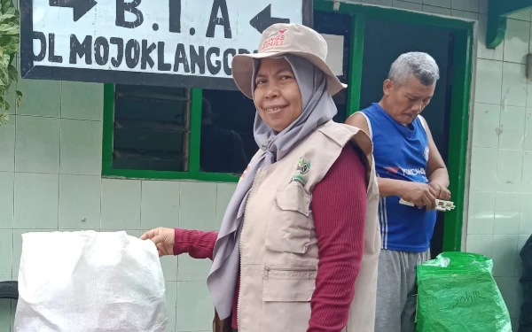 Perjuangan Sriatun Relawan Bank Sampah Surabaya