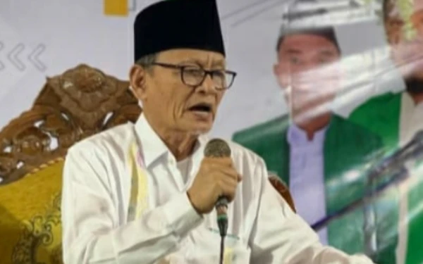 KH D. Zawawi Imron Penyair Nasional asal Madura Peraih Sastrawan Adiluhung dari Menteri Kebudayaan
