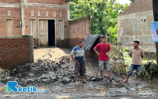 Pasca Banjir, Kelurahan Lesanpuro Masih Diselimuti Lumpur