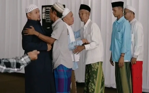 Thumbnail H. Nanang ( baju hitam ) bangga menyambut para tamunya ( foto : dokumen Keluarga H. Mukmin for KETIK.co.id )