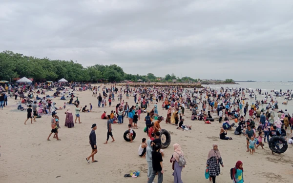 Wisata Pasir Putih Dalegan Gresik Diserbu Pengunjung dari Berbagai Daerah