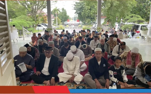 Thumbnail Pengajian diikuti masyarakat hingga luar Pendopo, Bupati Cianjur, Herman Suherman berharap semoga semua selalu berada dalam lindungan dan rahmat Allah SWT. Amin (Foto: Humas Pemkab Cianjur)