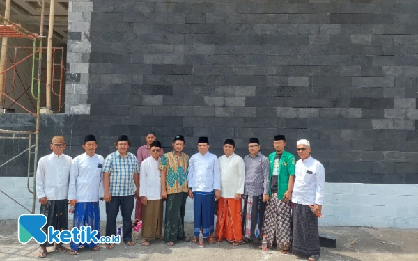 Thumbnail Ketua Panitia Pembangunan Replika Ka'bah Mat Saini, Ketua PC NU Sampang Kh Itqon Busiri, Pengurus MWCNU Jrengik, Pengurus PAC GP Ansor Jrengik, Tokoh Masyarakat Jrengik Tinjau Langsung Bangunan Masjid yang Mirip ka'bah di di Dusun Jiken, Desa Taman, Kecamatan Jrengik, Kabupaten Sampang, Madura, Jawa Timur. Senin 6 Januari 2025 (Foto: Mat Jusi/Ketik.co.id).