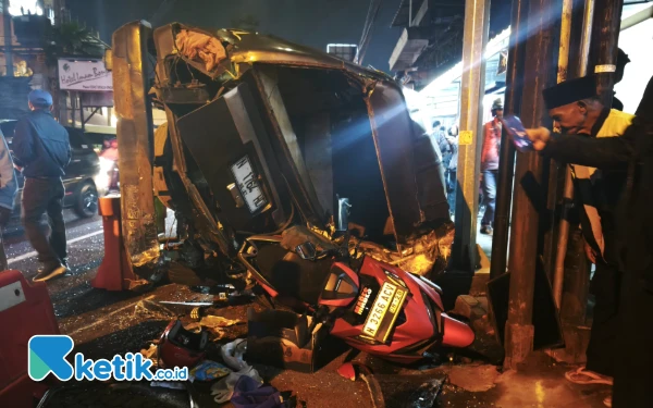 Thumbnail Kondisi mobil dan sepeda motor yang ditabrak bus pariwisata dalam kecelakaan beruntun di Kota Batu. (Foto: Sholeh/Ketik.co.id)