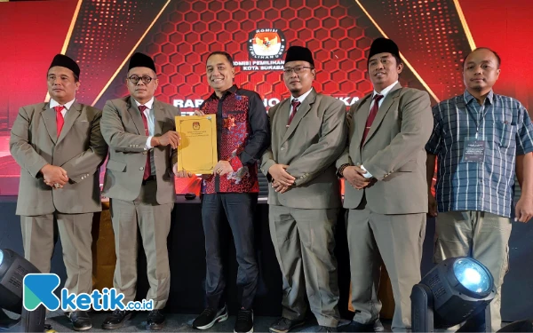 Thumbnail KPU Surabaya Tetapkan Eri Cahyadi-Armuji Sebagai Wali Kota dan Wakil Wali Kota Surabaya Terpilih
