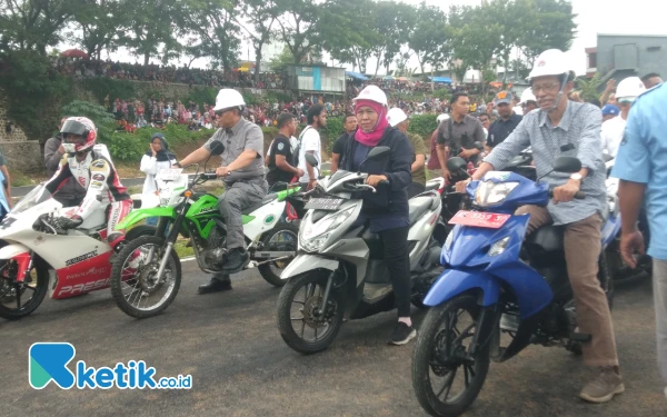 Khofifah Indar Parawansa Mengaspal Bareng Pembalap Internasional Mario Aji di Sirkuit Mario Magetan