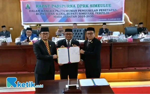 Thumbnail Berita - DPRK Simeulue Tetapkan Pasangan M Nasrun Mikaris dan Nusar Amin sebagai Bupati dan Wakil Bupati Terpilih