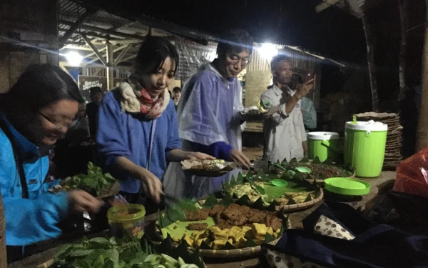 Thumbnail Sua Tera melepas malam dengan menikmati suguhan di Gunung Padang (Foto: Faisal for Ketik.co.id)