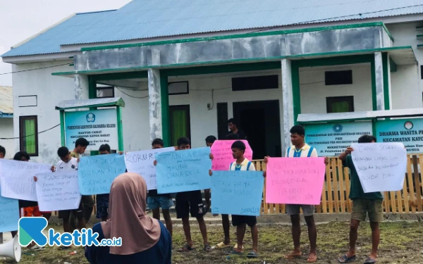Mahasiswa di Halsel Demo Minta Bupati Copot Kades Busua