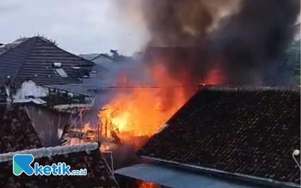 Thumbnail Berita - Diduga Korsleting Listrik, Satu Unit Rumah di Madiun Hangus Terbakar