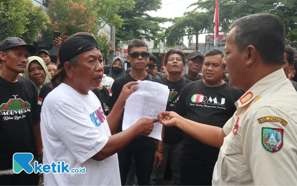 Direlokasi Tak Dapat Tempat Jualan, Ratusan PKL Geruduk Kantor Satpol PP Jombang