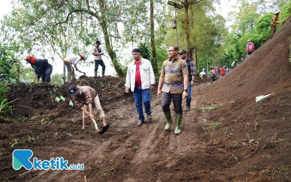 Thumbnail Berita - Pj Wali Kota Batu Gotong Royong Bersihkan Material Longsor Akses Pura Giri Arjuno