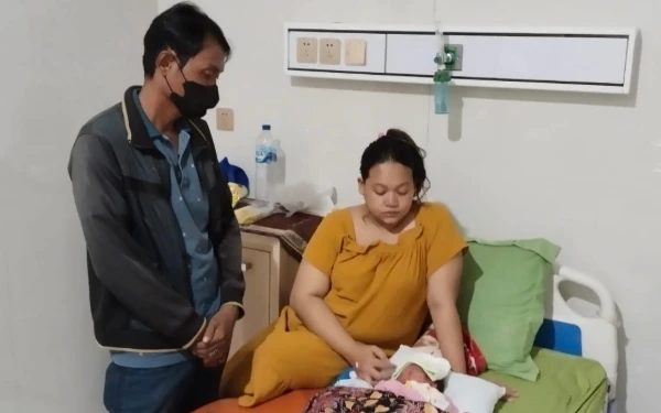 Thumbnail Berita - Tak Kuat Bayar Biaya Persalinan Rp2 Juta, Ibu di Surabaya dan Bayinya "Disandera" Klinik