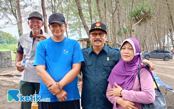 Korban Kebakaran di Pantai Kemiren Menangis saat Didatangi Wakil Ketua DPRD Cilacap