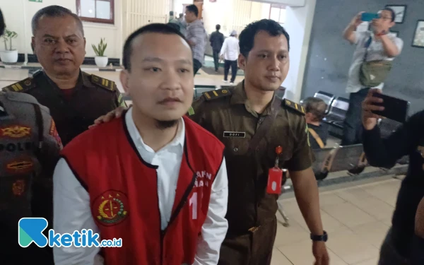 Thumbnail Berita - Sidang Kasus Siswa Dipaksa Sujud dan Menggonggong, Ivan Sugiamto Dijerat Pasal Berlapis