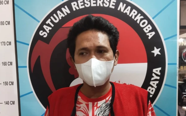 Thumbnail Berita - Satresnarkoba Polresta Surabaya Gerebek Kamar Kos, Pengedar Dibekuk dengan Barang Bukti Sabu & Ekstasi