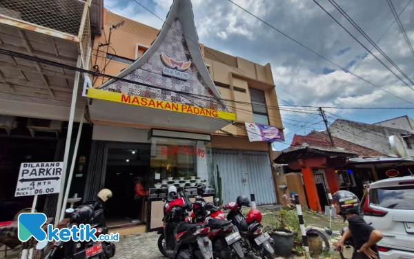 Thumbnail Berita - Viral! RM Padang Rajo Salero Samping RSSA Malang, Rancak Bana Harga Terjangkau