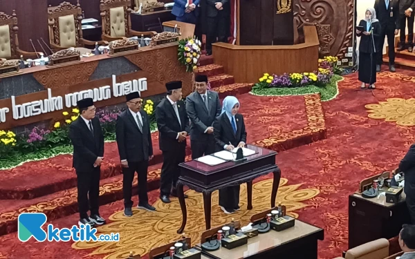 Thumbnail Berita - DPRD Jatim Umumkan Khofifah-Emil Jadi Calon Gubernur dan Wakil Gubernur Jatim Periode 2024-2029