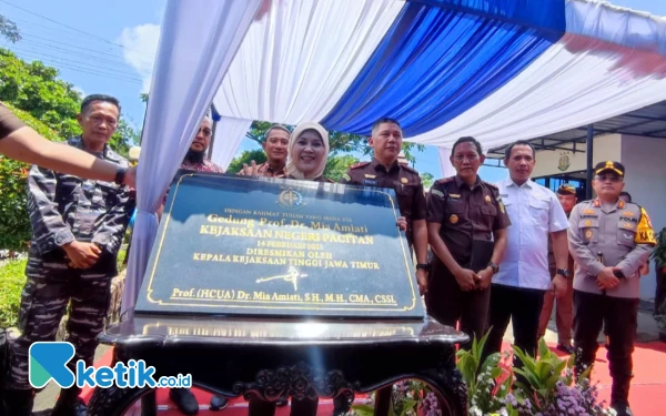 Thumbnail Berita - Kajati Jatim Resmikan Gedung Baru di Kejari Pacitan, Nama Gedungnya Prof Dr Mia Amiati