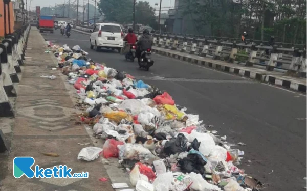 Thumbnail Berita - Efek Domino Sampah di Jembatan Gadang Kota Malang, Tumpukan Kecil Picu Timbunan Baru