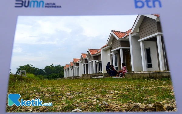 Thumbnail Seorang ibu menemani anak-anaknya bermain di sebuah perumahan subsidi yang telah selesai dibangun dan siap huni di Kabupaten Grobogan, Jawa Tengah, Jum’at (14 Februari 2025). PT Bank Tabungan Negara (BTN) Persero mendukung program 3 juta rumah dengan terus menunjukkan komitmennya dalam menyediakan akses KPR Subsidi untuk Masyarakat Berpenghasilan Rendah (MBR), kelompok pekerja informal hingga kalangan disabilitas. (Foto: Achmad Fazeri/Ketik.co.id)