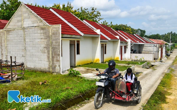 Thumbnail Seorang ayah penyandang disabilitas membonceng anaknya pakai sepeda motor modifikasi di perumahan subsidi Pesona Elia Kabupaten Grobogan, Jawa Tengah, Selasa (4 Februari 2025). PT Bank Tabungan Negara (BTN) Persero mendukung program 3 juta rumah dengan menunjukkan komitmennya dalam menyediakan akses KPR Subsidi untuk Masyarakat Berpenghasilan Rendah (MBR), kelompok pekerja informal hingga kalangan disabilitas. (Foto: Achmad Fazeri/Ketik.co.id)