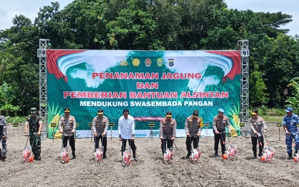 Tanam Jagung dan Serahkan Bantuan Alsintan di Bantul, Kapolri: Targetnya 2025 Tidak Import Jagung
