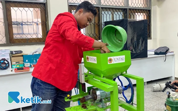 Thumbnail Berita - Kreatif! Mahasiswa Untag Surabaya Ubah Limbah Ampas Kopi Jadi Arang Briket
