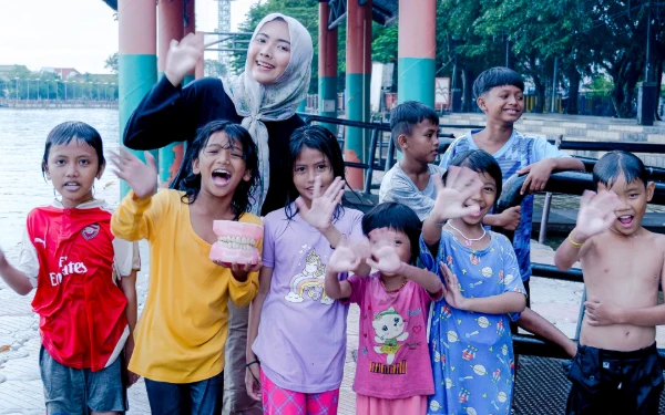 Thumbnail Anak-anak nampak senang mandapatkan sosialisasi kesehatan gigi dari dokter muda Talitha Fatimah. (Foto: Talitha for Ketik.co.id)