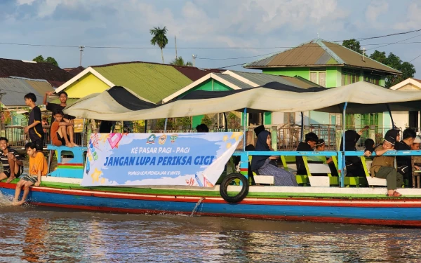 Thumbnail Perahu yang kerap dijadikan salah satu lokasi sosialisasi kesehatan gigi dari dokter muda Talitha Fatimah. (Foto: Talitha for Ketik.co.id)