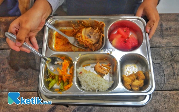 Thumbnail Potret menu makanan MBG perdana yang dimasak di dapur utama Satuan Pelayanan Pemenuhan Gizi (SPPG) Pucang, Kecamatan Grobogan, Kabupaten Grobogan. Dari dapur ini telah didistribusikan sebanyak 1.243 porsi ke delapan sekolah mulai dari PAUD hingga SMP. (Foto: Achmad Fazeri/Ketik.co.id)