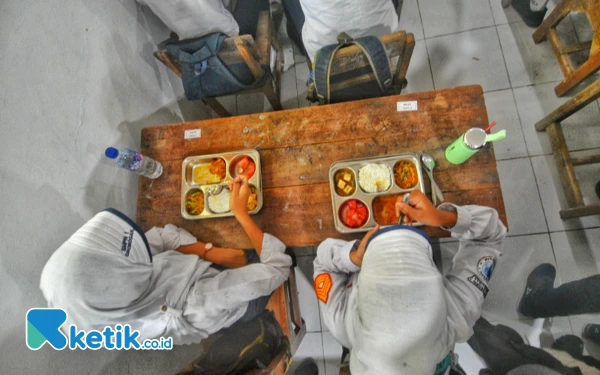 Thumbnail Murid-murid SMP Negeri 1 Grobogan menikmati makanan MBG perdana di Kabupaten Grobogan, Jawa Tengah. Selain SMPN 1 Grobogan dengan 940 porsi, penerima manfaat dari program MBG perdana lainnya adalah RA Yatpi Pucang (74 porsi), PAUD Adzuriyah (11 porsi), TK Dharmawanita I (26 porsi), TK Dharmawanita II (47 porsi), TK Karima (19 porsi), SDN 2 Grobogan (66 porsi) dan SDN 4 Grobogan (60 porsi). (Foto: Achmad Fazeri/Ketik.co.id)