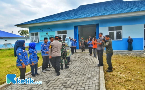 Thumbnail Potret dapur utama SPPG Pucang di lokasi eks Yonif 410/Alugoro Pucang, Kabupaten Grobogan. Pasiter Kodim 0717/Grobogan, Kapten Inf Muh Jumar mengatakan, saat ini tersedia 3 dapur umum untuk menunjang pelaksanaan MBG di Kabupaten Grobogan, namun baru 1 dapur yang dapat digunakan, 2 lainnya masih proses penyelesaian.(Foto: Achmad Fazeri/Ketik.co.id)