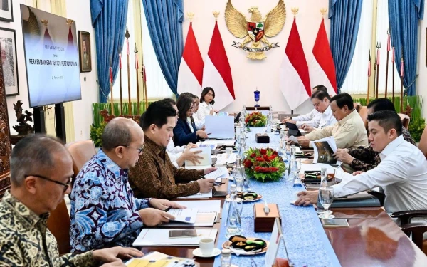 Thumbnail “Kalau yang siang ini, ini pertama kalinya dan menurut Presiden akan dijadikan tradisi juga untuk makan siang bersama, jajaran Menko dan Menteri-Menteri di bawah Kemenko sekaligus juga rapat,” ucap Menkomdigi Meutya Hafid. (Foto: BPMI Setpres/Rusman)